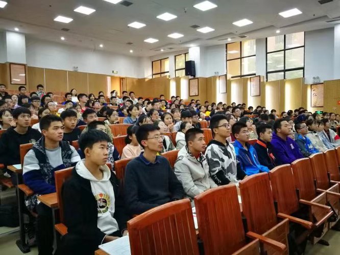 学生认真听讲 学生认真听讲