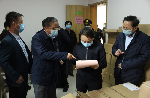 实地查看学校防疫物资储备情况 实地查看学校防疫物资储备情况