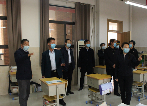 实地查看学校教室情况 实地查看学校教室情况