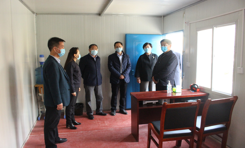 实地查看学校临时隔离室情况 实地查看学校临时隔离室情况