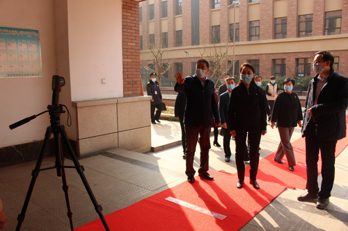 图片4测体温进入餐厅 图片4测体温进入餐厅