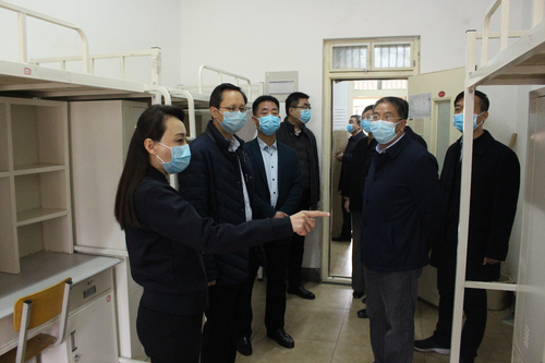 图片5实地查看学校宿舍情况 图片5实地查看学校宿舍情况