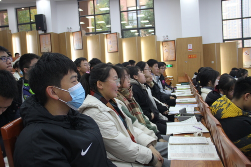 学生认真听讲座 学生认真听讲座