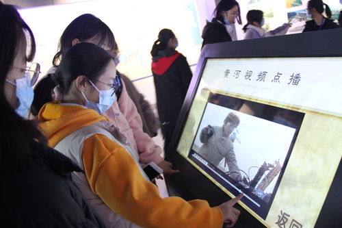 学生观看视频 学生观看视频