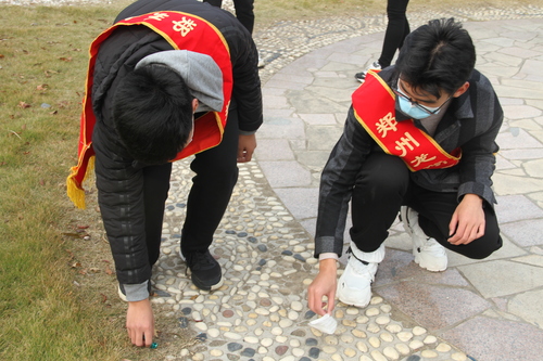 学生清理垃圾 学生清理垃圾