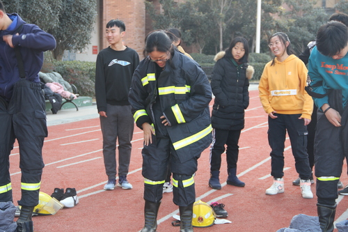 学生穿消防服2 学生穿消防服2