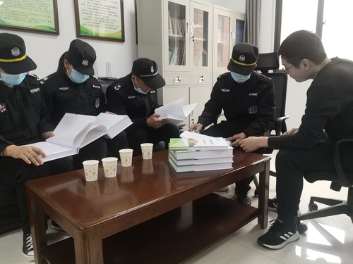 巡访队查看我校交通安全资料 巡访队查看我校交通安全资料