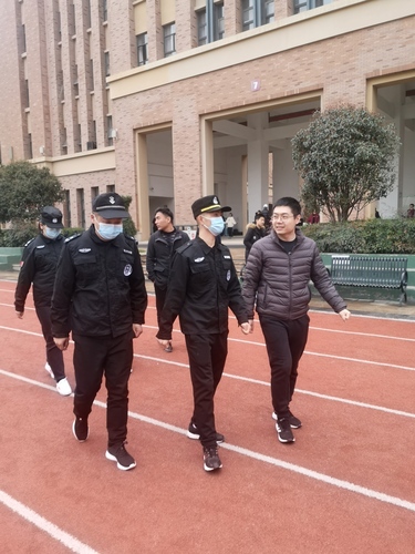 巡防队实地考察校园安全工作 巡防队实地考察校园安全工作