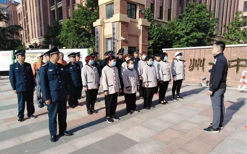 窦智主任对后勤人员进行安全培训 窦智主任对后勤人员进行安全培训