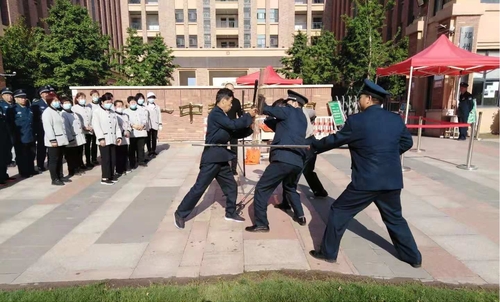我校安保人员进行防恐器械实操演练 我校安保人员进行防恐器械实操演练