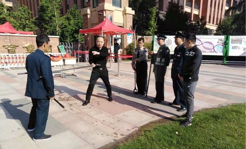 我校安全督导员韦大非指导正确使用防恐防暴器械 我校安全督导员韦大非指导正确使用防恐防暴器械