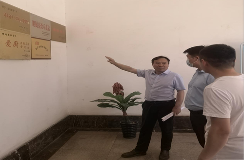 牛建勋副书记查看食堂荣誉 牛建勋副书记查看食堂荣誉