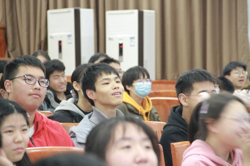 《学生认真观看》 《学生认真观看》