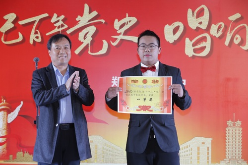 牛书记为一等奖班级颁奖 牛书记为一等奖班级颁奖