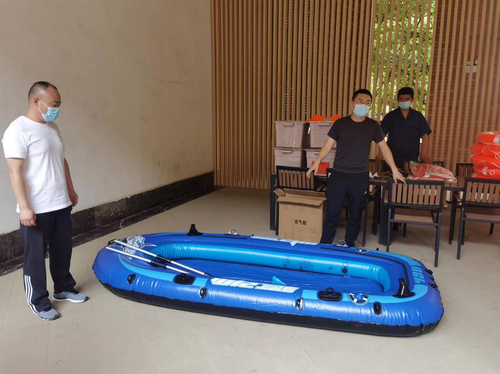 窦智进行皮划艇使用培训 窦智进行皮划艇使用培训