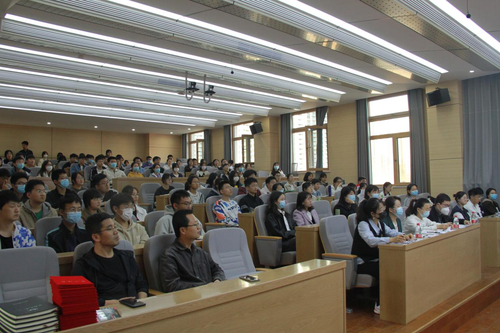 观众认真观看比赛 观众认真观看比赛