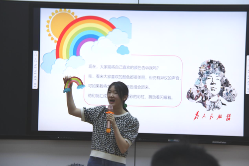 2510班冯子轩同学正在进行演讲 2510班冯子轩同学正在进行演讲
