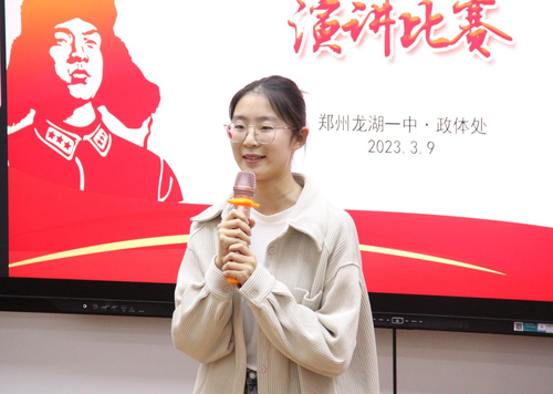 2508班魏艺婷同学正在进行演讲 2508班魏艺婷同学正在进行演讲