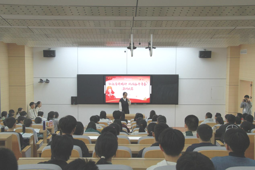 2514班杨雅涵同学正在进行演讲2 2514班杨雅涵同学正在进行演讲2