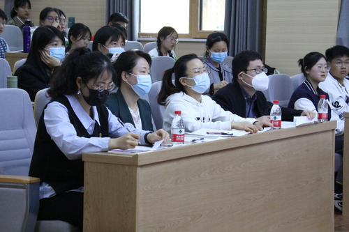 评委老师正在进行评分 评委老师正在进行评分