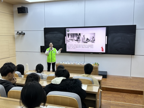 禁毒社工向师生讲解禁毒知识 禁毒社工向师生讲解禁毒知识