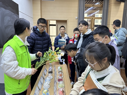 禁毒社工向师生讲解禁毒模型 (2) 禁毒社工向师生讲解禁毒模型 (2)