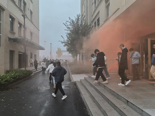 学生有序疏散 学生有序疏散