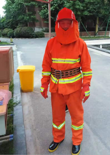 后勤人员展示消防服穿戴方法